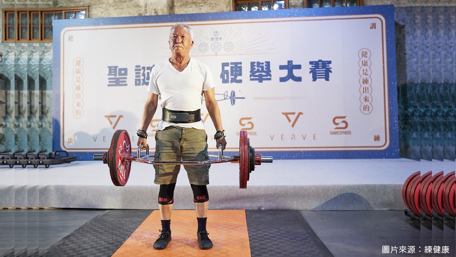 70幾歲的選手李大哥訓練有素，一鼓作氣舉起六角槓
