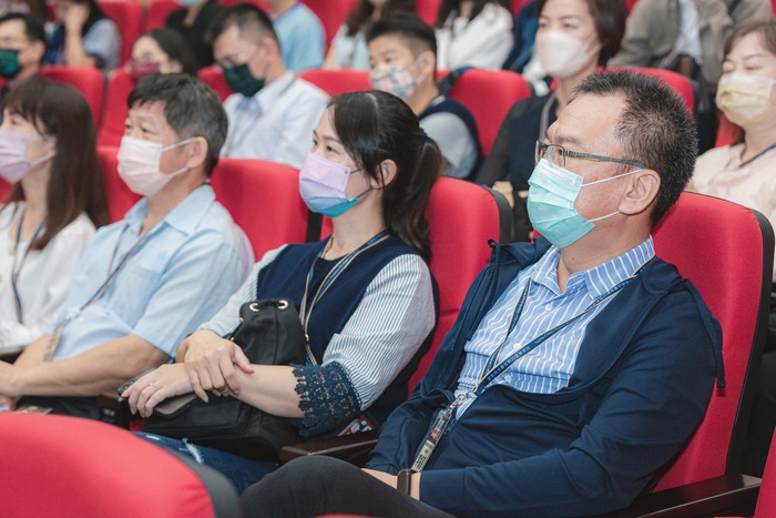 年會與會者聆聽演講