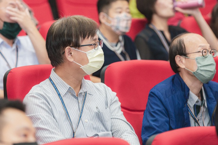 年會與會者聆聽演講