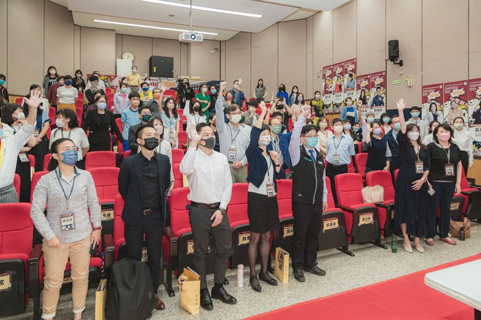 年會與會者參與教學演示活動