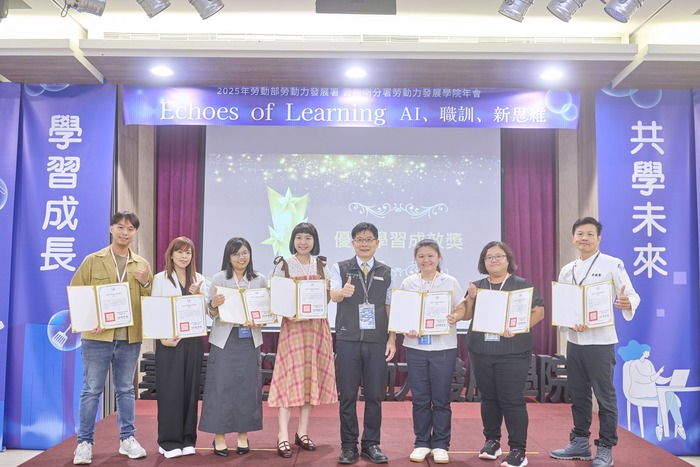 劉邦棟分署長頒發年度優良學習成效獎