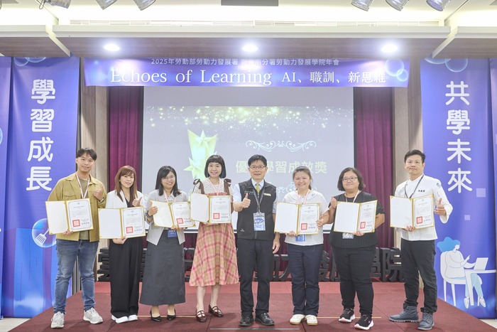 劉邦棟分署長頒發年度優良學習成效獎