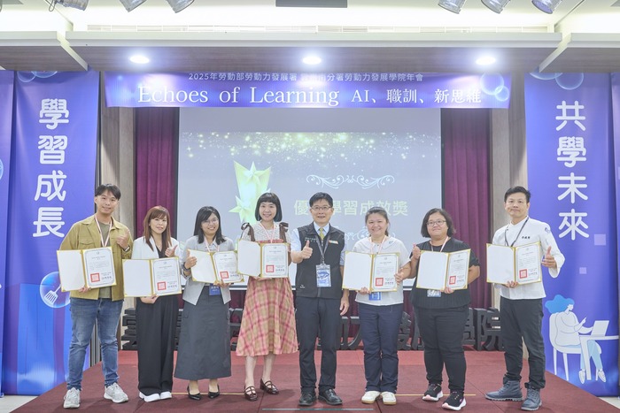 劉邦棟分署長頒發年度優良學習成效獎