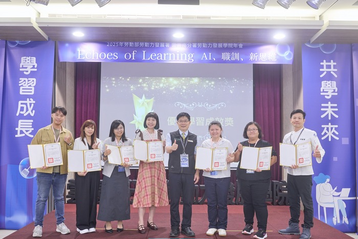 劉邦棟分署長頒發年度優良學習成效獎