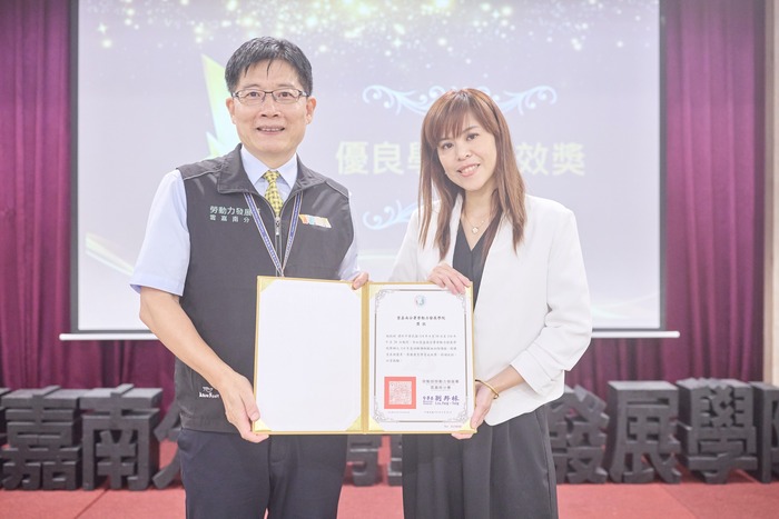 年度優良學習成效獎—施凱婷老師