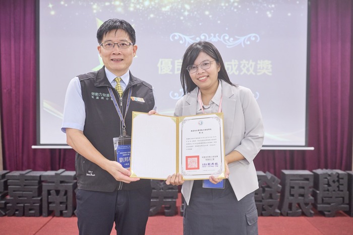 年度優良學習成效獎—黃馨嫻老師