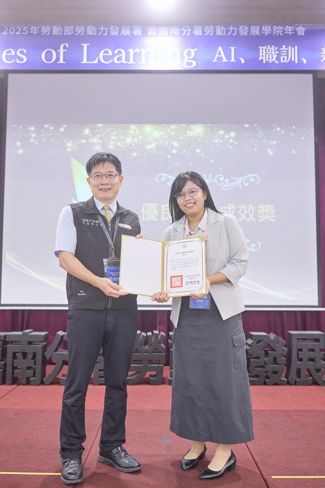 年度優良學習成效獎—黃馨嫻老師