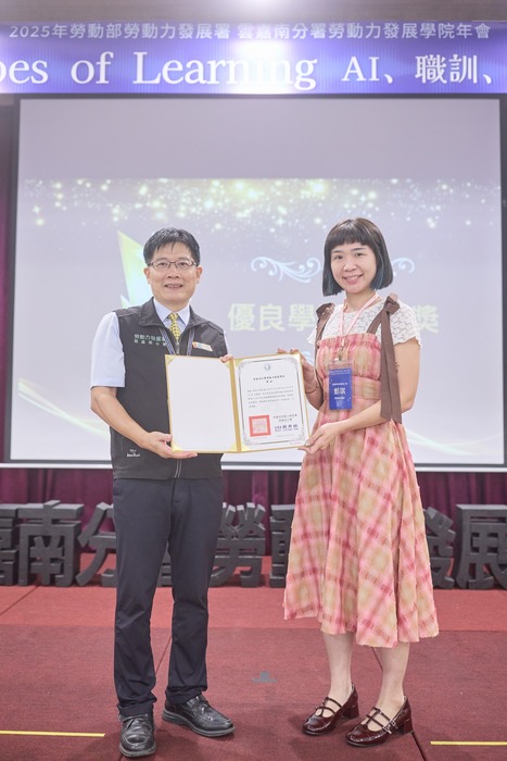 年度優良學習成效獎—鄭琪老師