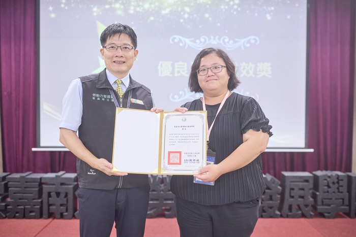 年度優良學習成效獎—陳怡君老師