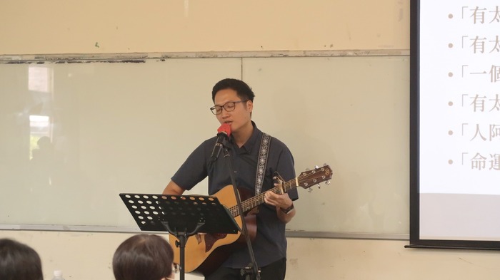 講師吉他彈唱