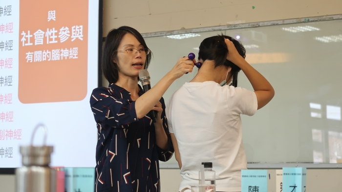 講師示範如何操作工具