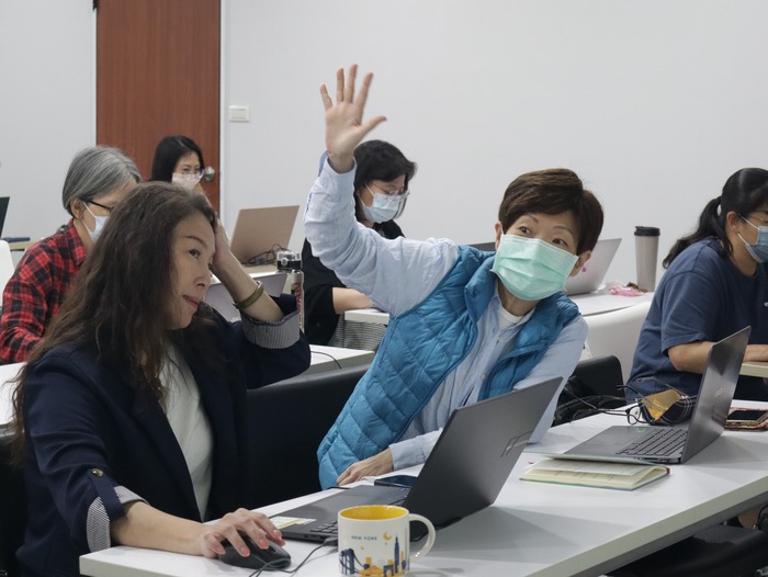 踴躍舉手圖片