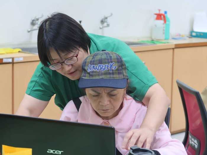 學員間互相協助完成課堂作業