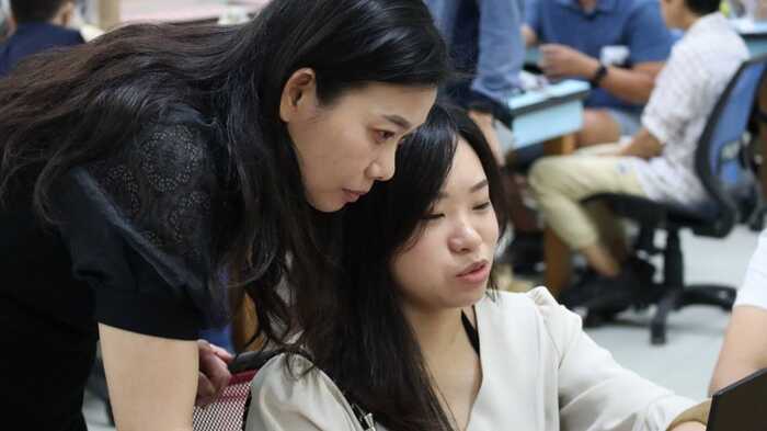 學員間互相協助完成課堂作業