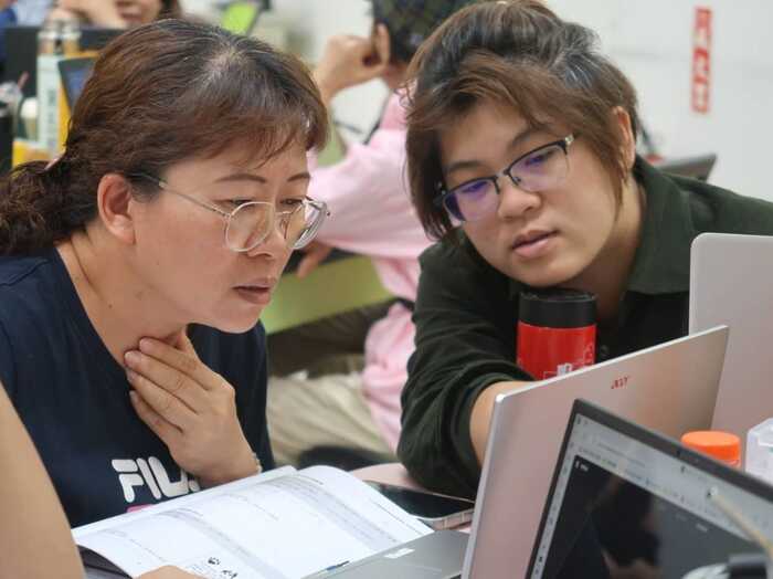 學員間互相協助完成課堂作業