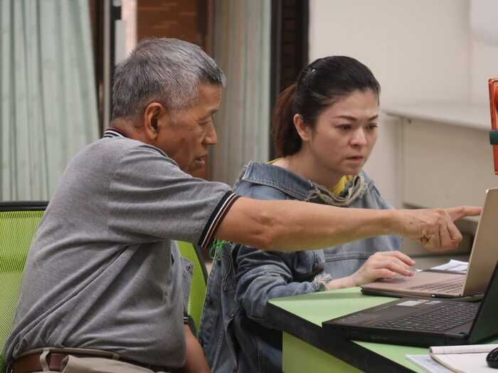 學員間互相協助完成課堂作業