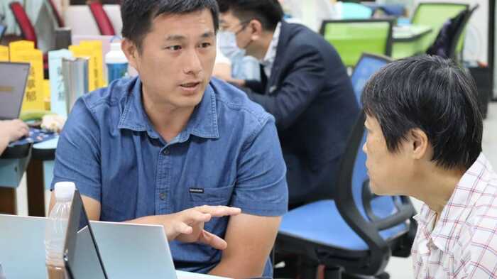 學員間互相協助完成課堂作業