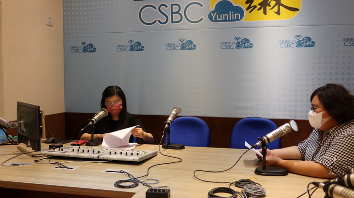學員練習錄製podcast