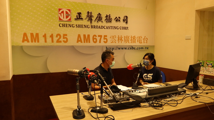 學員練習錄製podcast