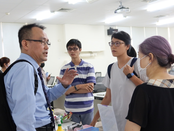 講師和學員討論實際案例