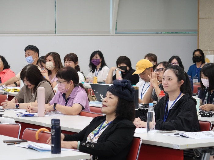 認真聽講圖片