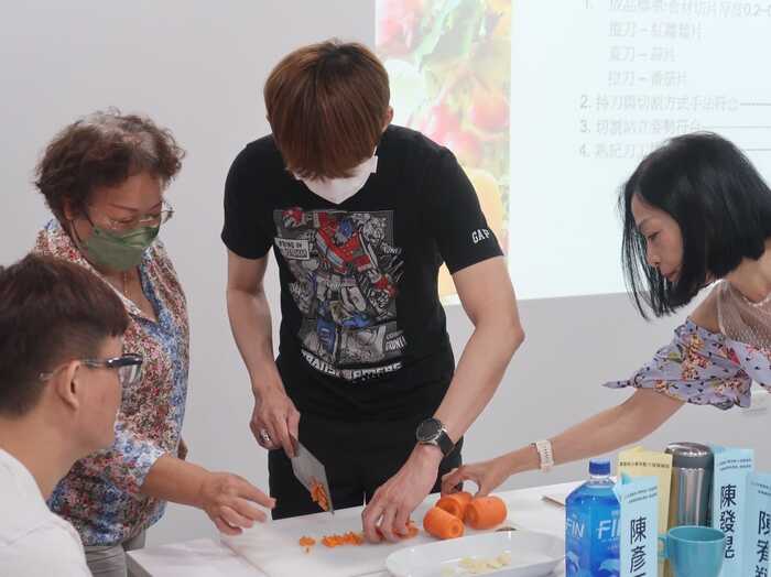 學員練習刀工技巧