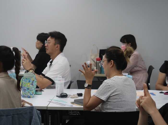 學員進行手部暖身操