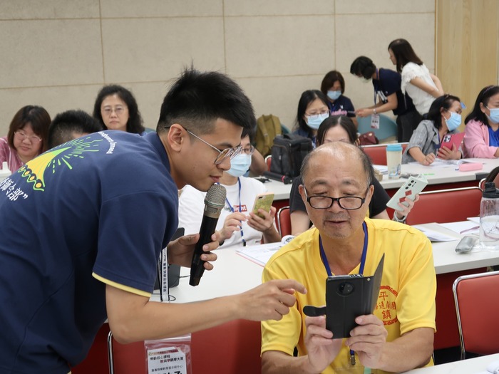 講師協助操作圖片