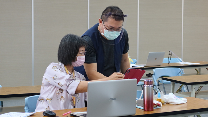 講師協助學員解決問題