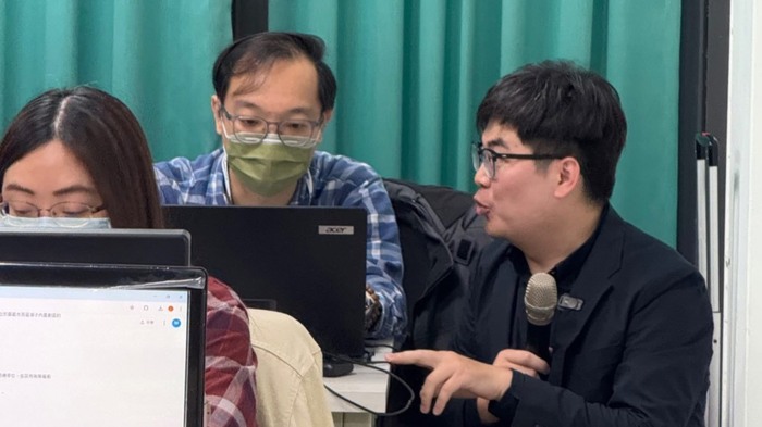 講師與學員討論