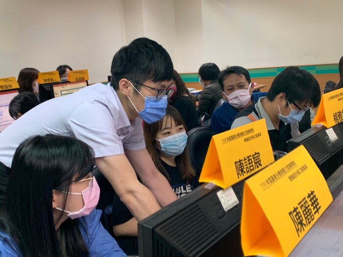 講師協助學員