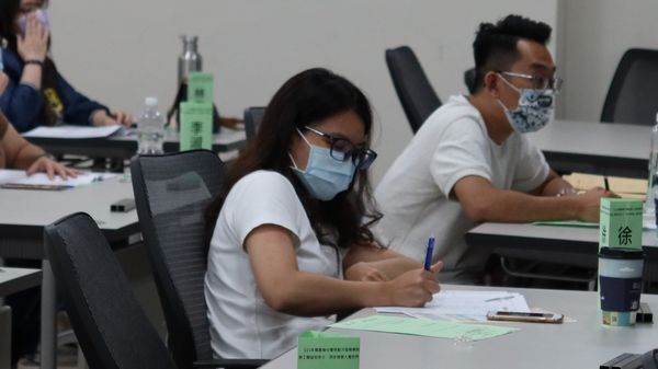 學員抄寫筆記